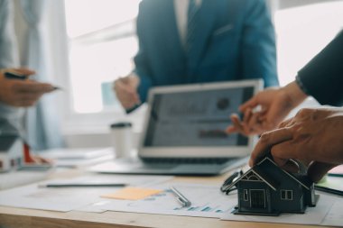 Finansal analistler, şirketlerin başarılı takım çalışmalarının sonuçlarını gösteren bir toplantıda bir dijital tablet planlama yatırım projesinin ticari mali raporlarını analiz ediyorlar..