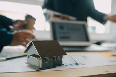 Finansal analistler, şirketlerin başarılı takım çalışmalarının sonuçlarını gösteren bir toplantıda bir dijital tablet planlama yatırım projesinin ticari mali raporlarını analiz ediyorlar..