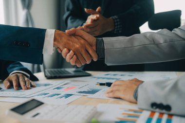 Finansal analistler, şirketlerin başarılı takım çalışmalarının sonuçlarını gösteren bir toplantıda bir dijital tablet planlama yatırım projesinin ticari mali raporlarını analiz ediyorlar..