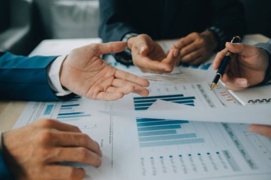 Finansal analistler, şirketlerin başarılı takım çalışmalarının sonuçlarını gösteren bir toplantıda bir dijital tablet planlama yatırım projesinin ticari mali raporlarını analiz ediyorlar..