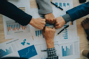 Finansal analistler, şirketlerin başarılı takım çalışmalarının sonuçlarını gösteren bir toplantıda bir dijital tablet planlama yatırım projesinin ticari mali raporlarını analiz ediyorlar..