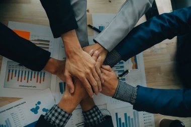 Finansal analistler, şirketlerin başarılı takım çalışmalarının sonuçlarını gösteren bir toplantıda bir dijital tablet planlama yatırım projesinin ticari mali raporlarını analiz ediyorlar..