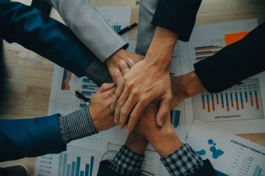 Finansal analistler, şirketlerin başarılı takım çalışmalarının sonuçlarını gösteren bir toplantıda bir dijital tablet planlama yatırım projesinin ticari mali raporlarını analiz ediyorlar..