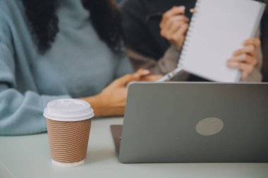Dizüstü bilgisayarda çalışan Asyalı iş kadını online iş ara, masadaki not defterine bak ve daktilo yaz, online öğrenim gören kadın yaşam tarzı