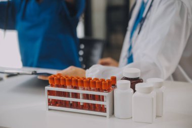 Coronavirus aşısı geliştirmek için mikroskop ile çalışan biyokimyasal araştırma ekibi farmasötik araştırma laboratuvarında, seçici odaklı