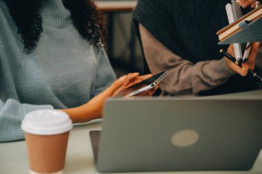 Dizüstü bilgisayarda çalışan Asyalı iş kadını online iş ara, masadaki not defterine bak ve daktilo yaz, online öğrenim gören kadın yaşam tarzı