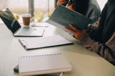 Dizüstü bilgisayarda çalışan Asyalı iş kadını online iş ara, masadaki not defterine bak ve daktilo yaz, online öğrenim gören kadın yaşam tarzı