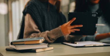 Dizüstü bilgisayarda çalışan Asyalı iş kadını online iş ara, masadaki not defterine bak ve daktilo yaz, online öğrenim gören kadın yaşam tarzı