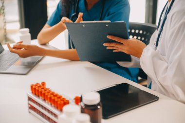 Coronavirus aşısı geliştirmek için mikroskop ile çalışan biyokimyasal araştırma ekibi farmasötik araştırma laboratuvarında, seçici odaklı