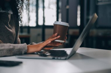 Dizüstü bilgisayarda çalışan Asyalı iş kadını online iş ara, masadaki not defterine bak ve daktilo yaz, online öğrenim gören kadın yaşam tarzı