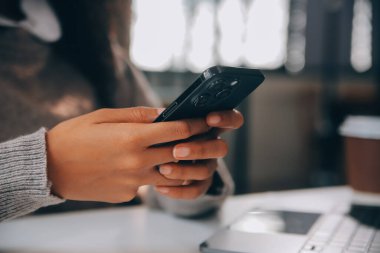 Dizüstü bilgisayarda çalışan Asyalı iş kadını online iş ara, masadaki not defterine bak ve daktilo yaz, online öğrenim gören kadın yaşam tarzı