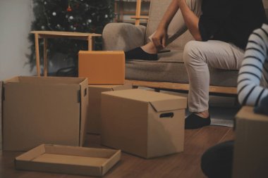 İki Asyalı blogcu, dükkanında canlı yayın yapan videoyu kaydetmek için kameranın önünde kıyafetlerini gösteriyor. Çevrimiçi alışveriş arabası fikri. Evdeki kanepede.