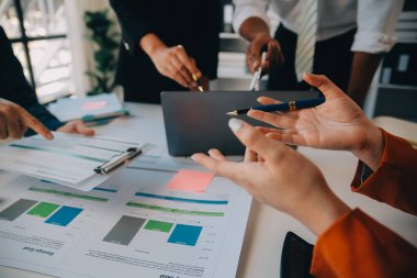 İş ekibi ile yeni başlangıç planı ve tartışma için proje bilgilerini dizüstü bilgisayar ve dijital tablet ile mali strateji bir modern iş salonda çalışıyor.