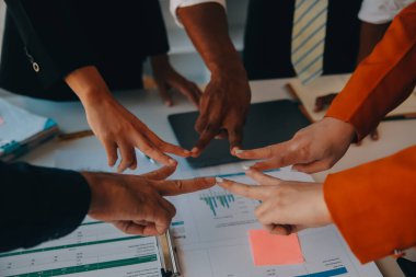 Büyük işletme ekibi ellerini birleştiriyor.