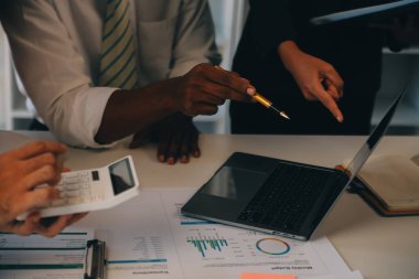 Co çalışma konferans, dizüstü bilgisayar ve dijital tablet, Ofis Masaları üzerinde yeni planı mali grafik verilerini tartışırken yatırımcı meslektaşları mevcut, Toplantı iş takım finans, muhasebe, yatırım.