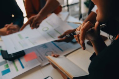 Co çalışma konferans, dizüstü bilgisayar ve dijital tablet, Ofis Masaları üzerinde yeni planı mali grafik verilerini tartışırken yatırımcı meslektaşları mevcut, Toplantı iş takım finans, muhasebe, yatırım.