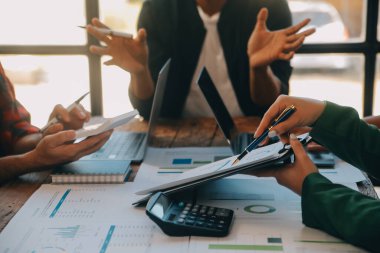 Co çalışma konferans, dizüstü bilgisayar ve dijital tablet, Ofis Masaları üzerinde yeni planı mali grafik verilerini tartışırken yatırımcı meslektaşları mevcut, Toplantı iş takım finans, muhasebe, yatırım.