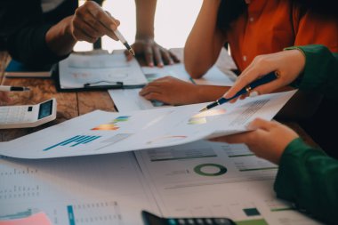 Co çalışma konferans, dizüstü bilgisayar ve dijital tablet, Ofis Masaları üzerinde yeni planı mali grafik verilerini tartışırken yatırımcı meslektaşları mevcut, Toplantı iş takım finans, muhasebe, yatırım.