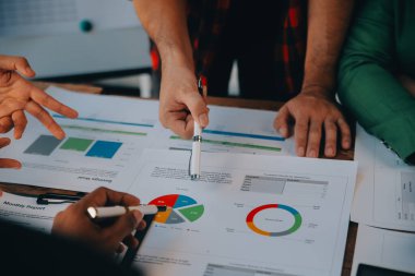 Co çalışma konferans, dizüstü bilgisayar ve dijital tablet, Ofis Masaları üzerinde yeni planı mali grafik verilerini tartışırken yatırımcı meslektaşları mevcut, Toplantı iş takım finans, muhasebe, yatırım.