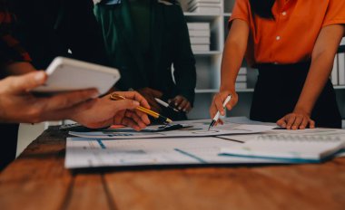 Çeşitli iş arkadaşları olan, olgun, Kafkasyalı iş adamı lideri. Toplantıda yönetici yönetici grubu. Çok kültürlü profesyonel iş adamları yönetim kurulunda araştırma planı üzerinde birlikte çalışıyorlar..