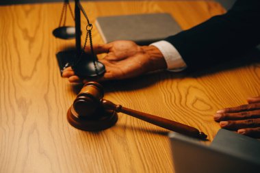 Yargıç Gavin ve Adalet Avukatları hukuk firmasının arka planında takım toplantısı yapıyorlar. Hukuk ve Hukuk Hizmetleri kavramları.