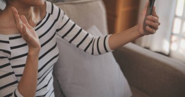 Mutluluk Girişimcisi güzel iş kadını Asyalı genç kadın online alışveriş için günlük kullanım cep telefonu takıyor. Ev ortamında sosyal medya ve dizüstü bilgisayarla iyi eğlenceler. İnternet bankacılığı.