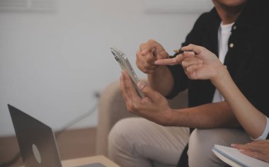 Asyalı iş adamlarının genç Asyalı girişimcilerden oluşan takımı tartışması iş görüşmesi, Asya iş adamları toplantısı tartışması.