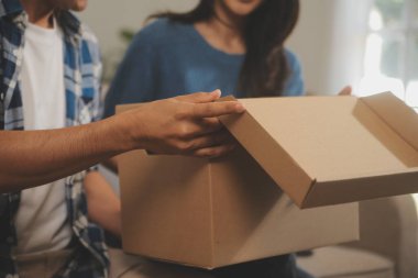 İki Asyalı blogcu, dükkanında canlı yayın yapan videoyu kaydetmek için kameranın önünde kıyafetlerini gösteriyor. Çevrimiçi alışveriş arabası fikri. Evdeki kanepede.