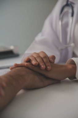 Ev bakımı hemşiresi ve yaşlılar kardiyoloji sağlık hizmetleri. Genç İspanyol kadın doktor hemşirenin yakın çekimleri sırasında steteskop kullanarak olgun beyaz hasta kalp atışlarını kontrol et.