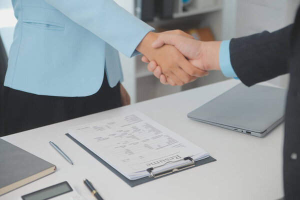 Закрыть обзор собеседования в офисе, сосредоточиться на составлении резюме советы, работодатель просматривает хорошее резюме подготовленного квалифицированного соискателя, рекрутер рассматривает заявление, HR менеджер принимает решение о найме
