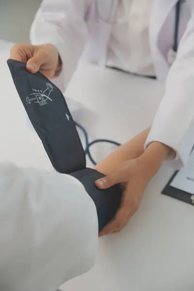 Médico Masculino Usa Monitor Presión Arterial Para Verificar Presión Corporal —  Fotos de Stock