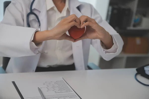 Manos Doctora Sosteniendo Corazón Rojo Mostrando Símbolo Amor Apoyo Humano —  Fotos de Stock