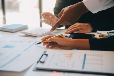 İş ekibi ile yeni başlangıç planı ve tartışma için proje bilgilerini dizüstü bilgisayar ve dijital tablet ile mali strateji bir modern iş salonda çalışıyor.