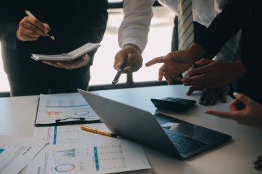 İş ekibi ile yeni başlangıç planı ve tartışma için proje bilgilerini dizüstü bilgisayar ve dijital tablet ile mali strateji bir modern iş salonda çalışıyor.