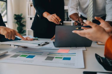 İş ekibi ile yeni başlangıç planı ve tartışma için proje bilgilerini dizüstü bilgisayar ve dijital tablet ile mali strateji bir modern iş salonda çalışıyor.