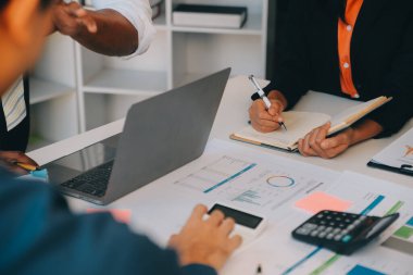 Co çalışma konferans, dizüstü bilgisayar ve dijital tablet, Ofis Masaları üzerinde yeni planı mali grafik verilerini tartışırken yatırımcı meslektaşları mevcut, Toplantı iş takım finans, muhasebe, yatırım.