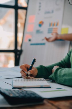 Co çalışma konferans, dizüstü bilgisayar ve dijital tablet, Ofis Masaları üzerinde yeni planı mali grafik verilerini tartışırken yatırımcı meslektaşları mevcut, Toplantı iş takım finans, muhasebe, yatırım.