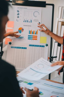 Co çalışma konferans, dizüstü bilgisayar ve dijital tablet, Ofis Masaları üzerinde yeni planı mali grafik verilerini tartışırken yatırımcı meslektaşları mevcut, Toplantı iş takım finans, muhasebe, yatırım.