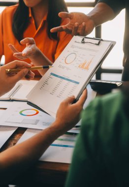 Çeşitli iş arkadaşları olan, olgun, Kafkasyalı iş adamı lideri. Toplantıda yönetici yönetici grubu. Çok kültürlü profesyonel iş adamları yönetim kurulunda araştırma planı üzerinde birlikte çalışıyorlar..