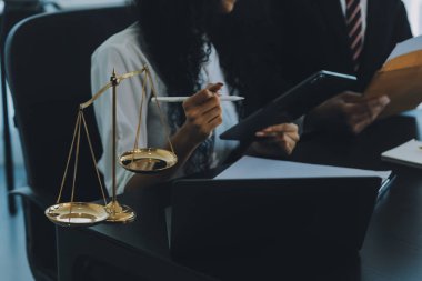 Yargıç Gavin ve Adalet Avukatları hukuk firmasının arka planında takım toplantısı yapıyorlar. Hukuk ve Hukuk Hizmetleri kavramları.