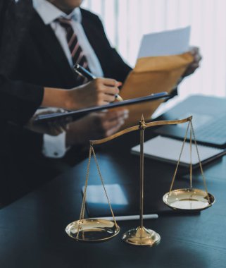 Yargıç Gavin ve Adalet Avukatları hukuk firmasının arka planında takım toplantısı yapıyorlar. Hukuk ve Hukuk Hizmetleri kavramları.