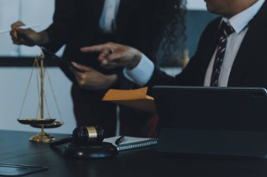 Yargıç Gavin ve Adalet Avukatları hukuk firmasının arka planında takım toplantısı yapıyorlar. Hukuk ve Hukuk Hizmetleri kavramları.