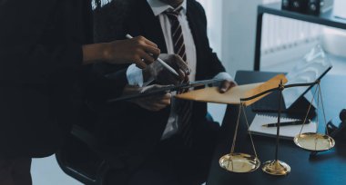 Yargıç Gavin ve Adalet Avukatları hukuk firmasının arka planında takım toplantısı yapıyorlar. Hukuk ve Hukuk Hizmetleri kavramları.