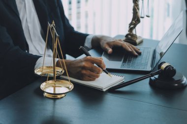 Yargıç Gavin ve Adalet Avukatları hukuk firmasının arka planında takım toplantısı yapıyorlar. Hukuk ve Hukuk Hizmetleri kavramları.