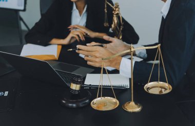 Yargıç Gavin ve Adalet Avukatları hukuk firmasının arka planında takım toplantısı yapıyorlar. Hukuk ve Hukuk Hizmetleri kavramları.