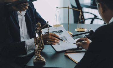 Yargıç Gavin ve Adalet Avukatları hukuk firmasının arka planında takım toplantısı yapıyorlar. Hukuk ve Hukuk Hizmetleri kavramları.