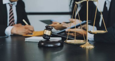 Yargıç Gavin ve Adalet Avukatları hukuk firmasının arka planında takım toplantısı yapıyorlar. Hukuk ve Hukuk Hizmetleri kavramları.