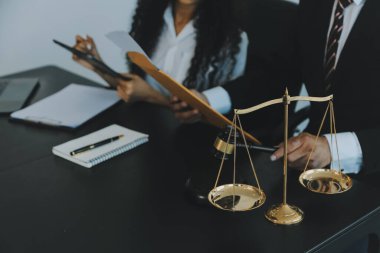 Yargıç Gavin ve Adalet Avukatları hukuk firmasının arka planında takım toplantısı yapıyorlar. Hukuk ve Hukuk Hizmetleri kavramları.