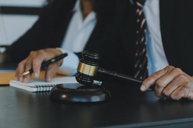 Yargıç Gavin ve Adalet Avukatları hukuk firmasının arka planında takım toplantısı yapıyorlar. Hukuk ve Hukuk Hizmetleri kavramları.