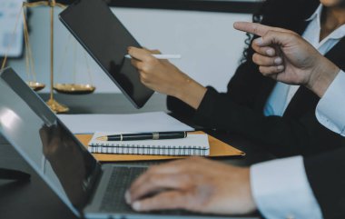 Yargıç Gavin ve Adalet Avukatları hukuk firmasının arka planında takım toplantısı yapıyorlar. Hukuk ve Hukuk Hizmetleri kavramları.